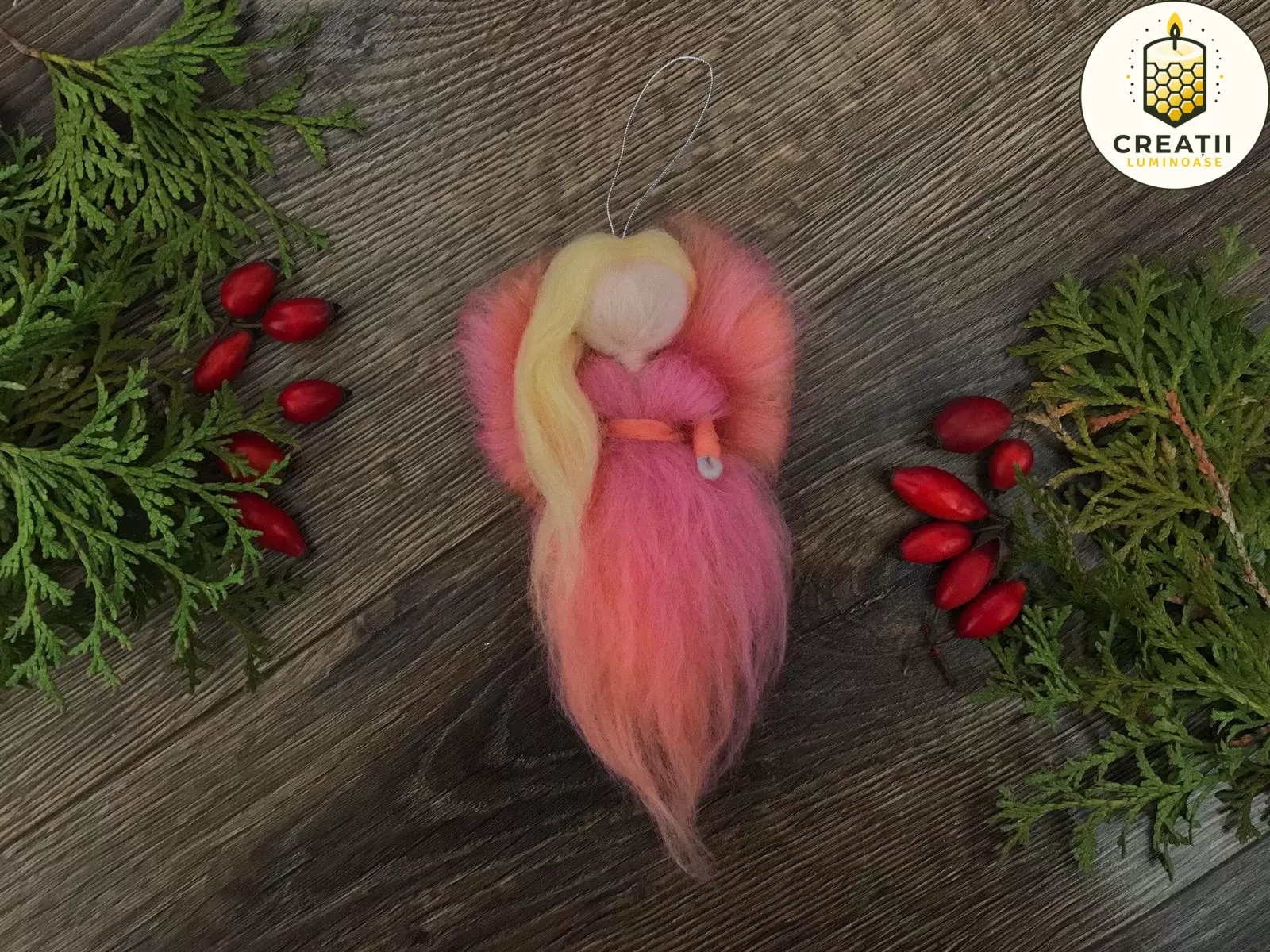 Zână din lână împâslită roz creatiiluminoase.ro