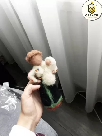Păpușă lână împâslită fată îmbrăcată tradițional