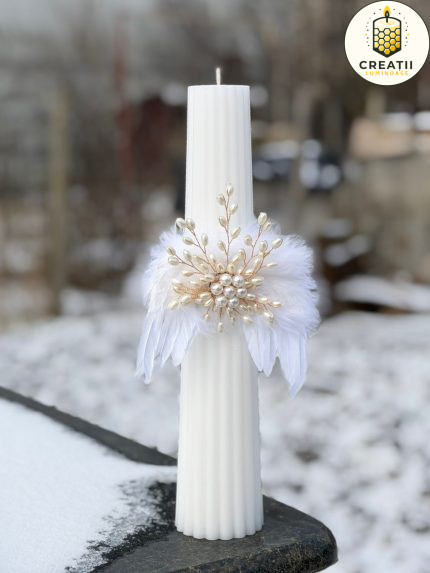 Lumânare conică cu aripi de înger și broșă de perle