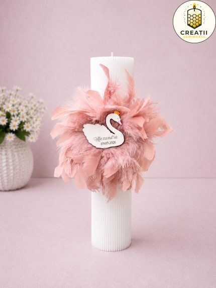 Lumanare Striată Drept Decorată cu Pene și Broșă Personalizată