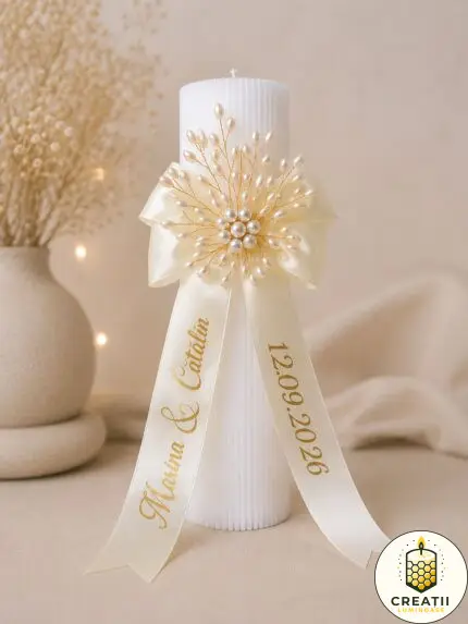Lumânare Clepsidră Albă cu Broșă de Perle și Fundă Personalizată