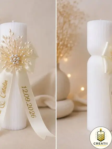 Lumânare Clepsidră Albă cu Broșă de Perle și Fundă Personalizată