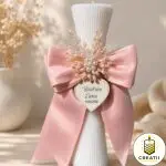 Lumânare Clepsidră Albă cu Fundă Roz și Broșă Personalizată