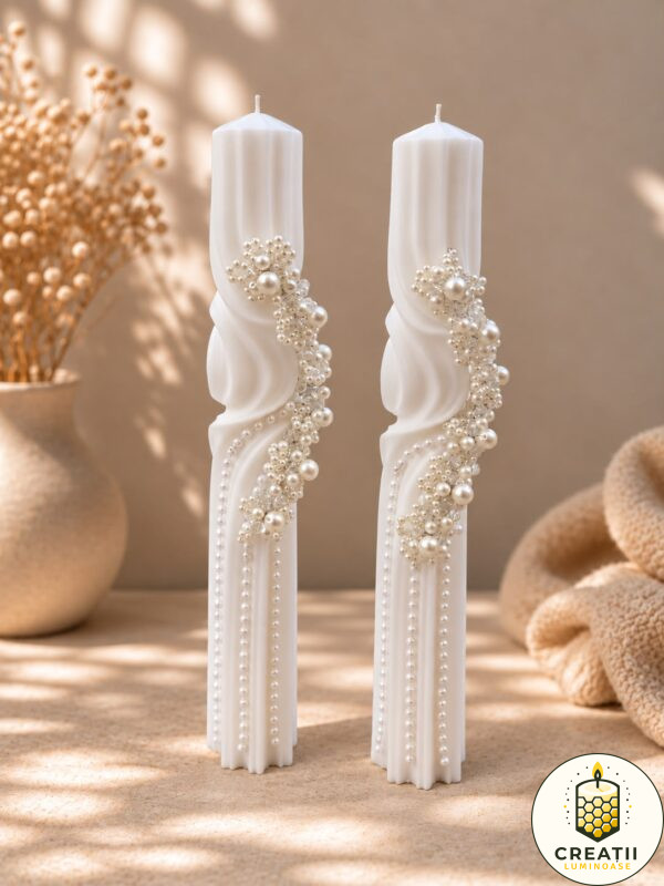 Set 2 Lumânări Spiralate Albe Decorate cu Perle